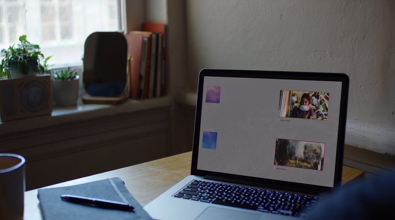 Laptop op bureau voor online therapie