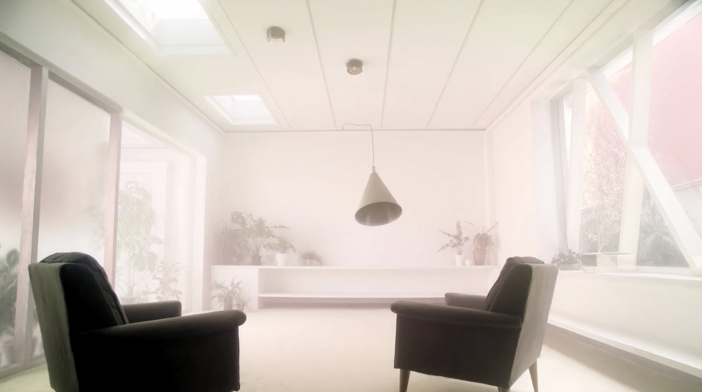 Twee stoelen in een lichte therapiekamer